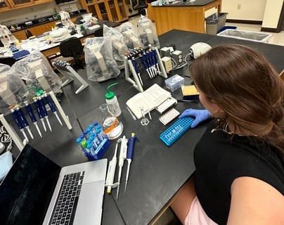 Student_using_pipetter