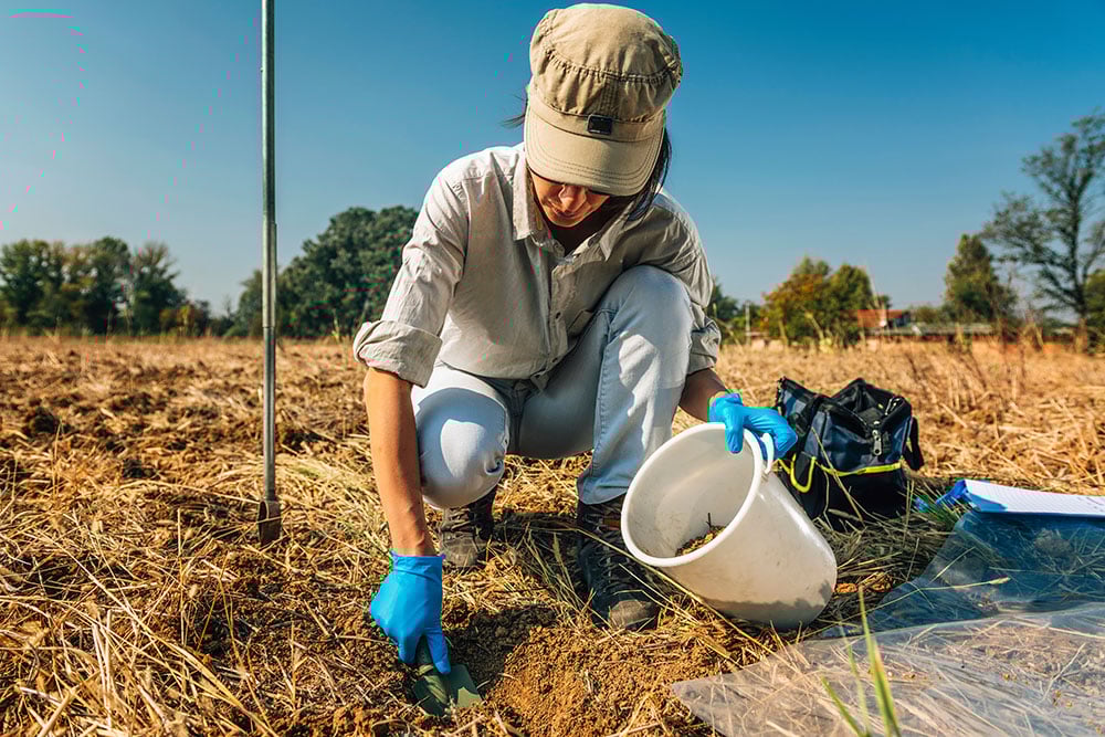 AdobeStock_405349487-woman-collecting-soil-sample